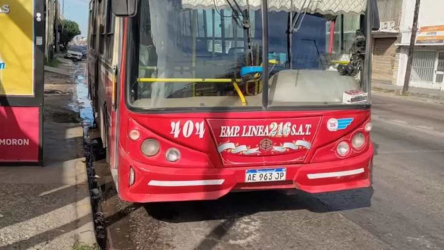 El colectivo de la línea 216 que fue secuestrado y utilizado por un joven durante la mañana del domingo.