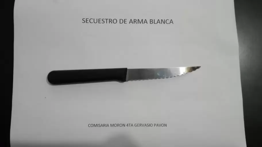 Así registraron el secuestro del arma blanca que llevaba el joven que se hizo pasar por colectivero en Merlo y Morón.