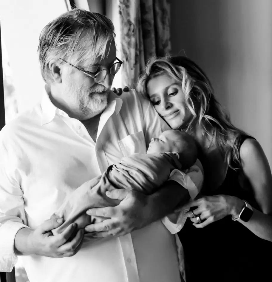 Matt Groening, Agustina Picasso y uno de sus 10 hijos