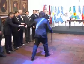 Milei caminado a firmar el Pacto de Mayo