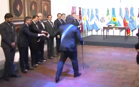 Milei caminado a firmar el Pacto de Mayo