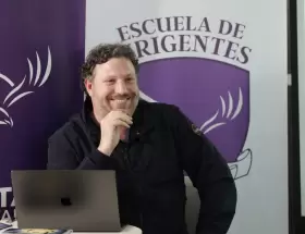 Santiago Or�a habla desde la escuela de dirigentes, pero no le salen las cosas bien en su �rea de expertise.