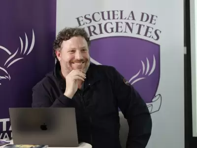 Santiago Or�a habla desde la escuela de dirigentes, pero no le salen las cosas bien en su �rea de expertise.