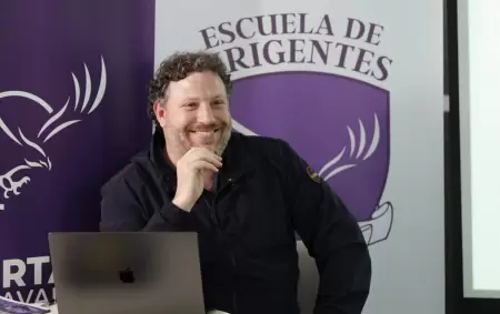 Santiago Or�a habla desde la escuela de dirigentes, pero no le salen las cosas bien en su �rea de expertise.