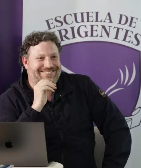Santiago Or�a habla desde la escuela de dirigentes, pero no le salen las cosas bien en su �rea de expertise.