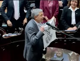 Juan Carlos Giordano y la bandera de "Las Malvinas son Argentinas" que despert� el enojo de Mart�n Menem.