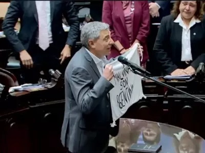 Juan Carlos Giordano y la bandera de "Las Malvinas son Argentinas" que despert� el enojo de Mart�n Menem.