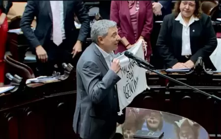 Juan Carlos Giordano y la bandera de "Las Malvinas son Argentinas" que despert� el enojo de Mart�n Menem.