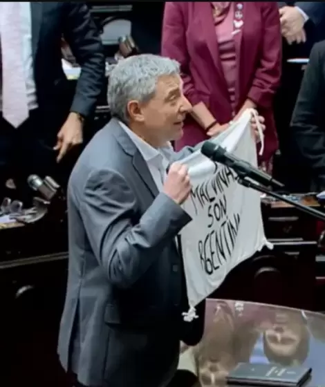 Juan Carlos Giordano y la bandera de "Las Malvinas son Argentinas" que despert� el enojo de Mart�n Menem.