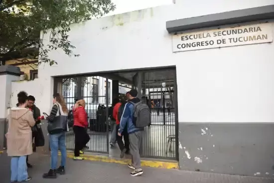 Un alumno de 14 a�os llev� un arma a la escuela y se le escap� un tiro