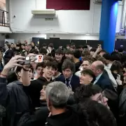 Milei en la ORT: charla blindada, mails misteriosos y un presidente rodeado de adolescentes