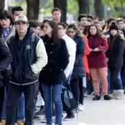 Falta de empleo, deserción escolar y una estructura social quebrada: la juventud en la Argentina de Milei