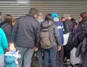Un comerciante regal� su mercader�a antes de cerrar para siempre su negocio