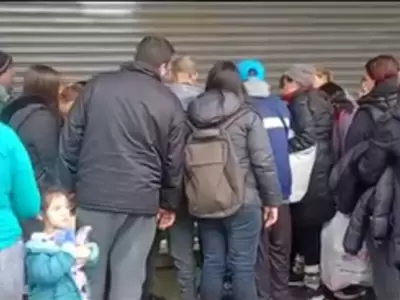 Un comerciante regal� su mercader�a antes de cerrar para siempre su negocio