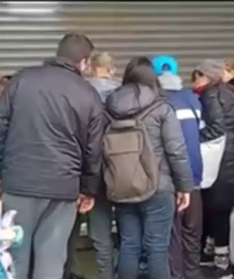 Un comerciante regal� su mercader�a antes de cerrar para siempre su negocio