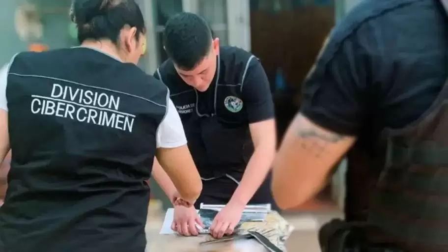 Tras la denuncia, personal de la División Cibercrimen comenzó a reconstruir el recorrido del dinero