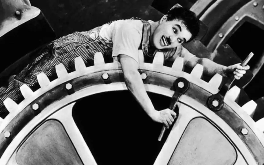 La película Tiempos Modernos relata cómo los trabajadores son "esclavos" de sus tareas