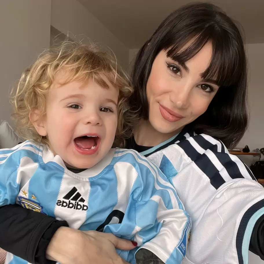 Magui Bravi junto a su bebé Galileo.