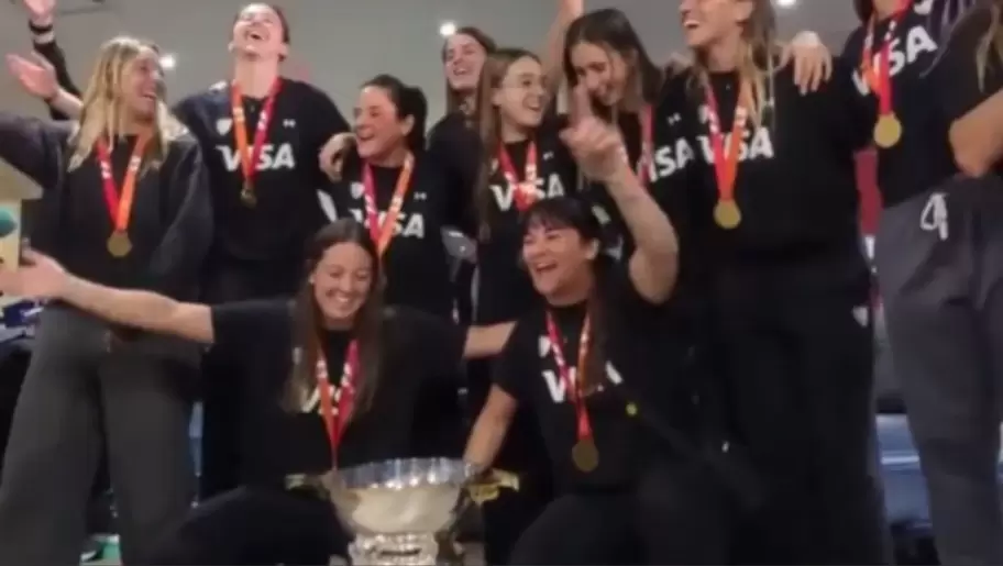 Las Leonas fueron recibidas por  una multitud en Ezzeiza