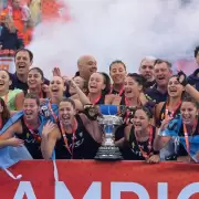 Las Leonas volvieron al país con la Copa del Mundo y una multitud las recibió como heroínas