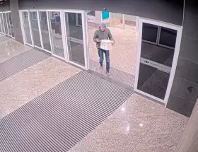 Abandon� un ri��n en Aeroparque para hacerle una broma a una amiga