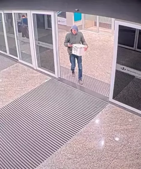 Abandon� un ri��n en Aeroparque para hacerle una broma a una amiga