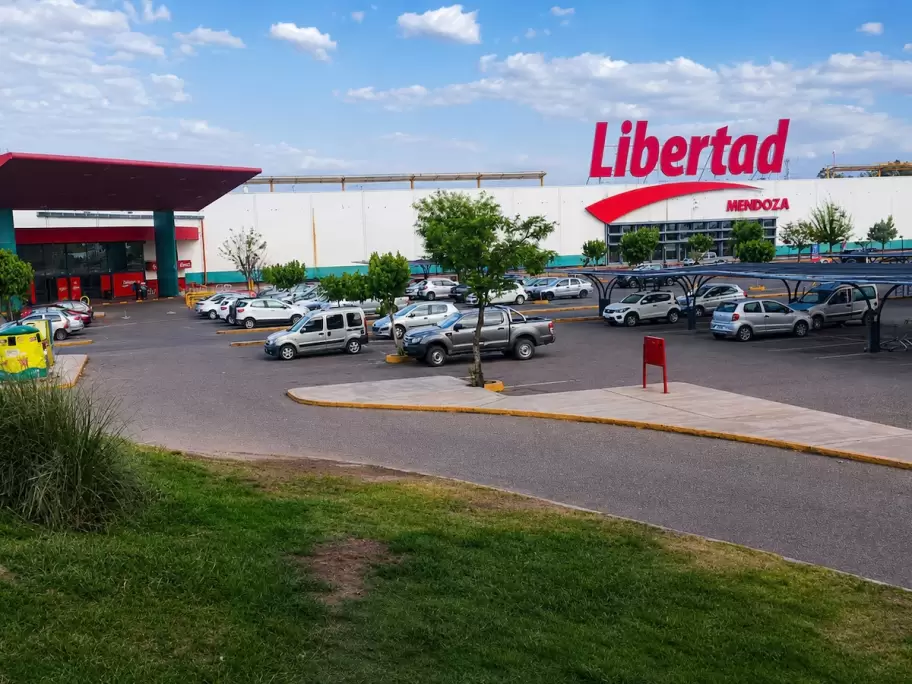 El Hipermercado Libertad hab�a vendido 12 sucursales en mayo y en agosto cerr� sus puertas con la oferta de pagar las indemnizaciones en 12 cuotas.