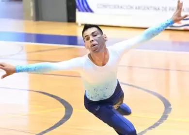 Lucas Ben�tez fue cinco veces campe�n argentino de pat�n art�stico y junta dinero en el transporte p�blico para seguir en competencia.