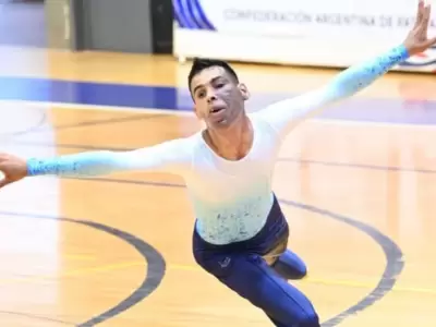 Lucas Ben�tez fue cinco veces campe�n argentino de pat�n art�stico y junta dinero en el transporte p�blico para seguir en competencia.