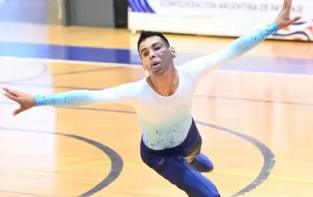 Lucas Ben�tez fue cinco veces campe�n argentino de pat�n art�stico y junta dinero en el transporte p�blico para seguir en competencia.
