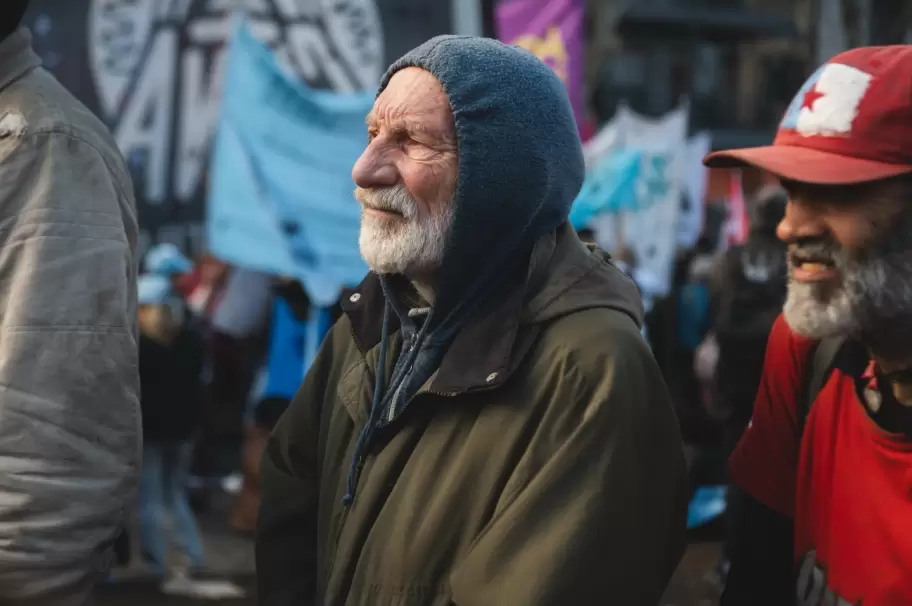 Algunas de las fotos de Agustina en la marcha de jubilados