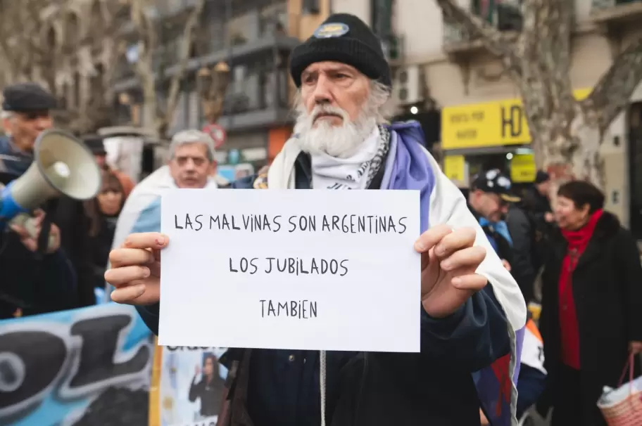 Algunas de las fotos de Agustina en la marcha de jubilados
