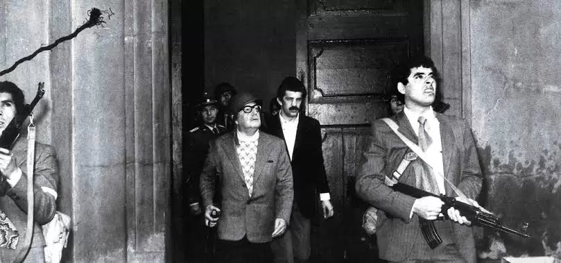 La �ltima foto de Salvador Allende con vida en el Palacio de la Moneda, horas antes de quitarse la vida, acorralado por las tropas de Pinochet.