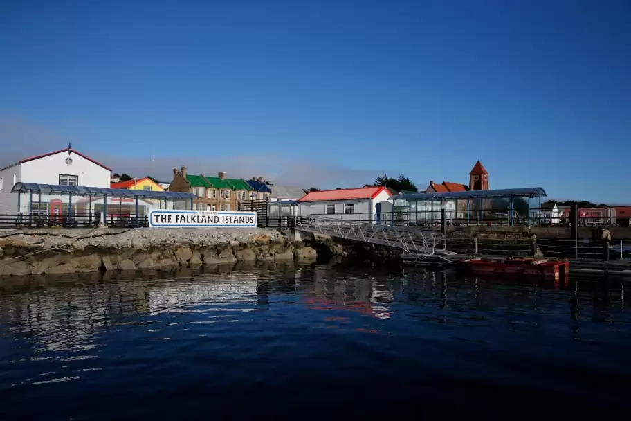 Funcionarios brit�nicos se valen de la autodeterminaci�n de los isle�os para sostener el poder�o en Malvinas