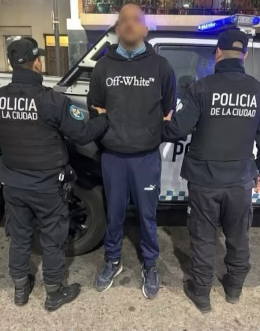 La persona que termin� detenida por apu�alar a dos personas