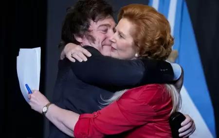 Milei abraza a Margaret Thatcher