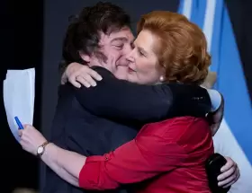 Milei abraza a Margaret Thatcher