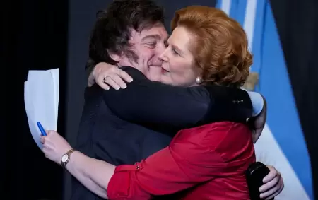 Milei abraza a Margaret Thatcher