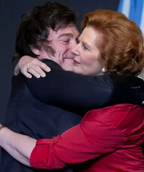 Milei abraza a Margaret Thatcher