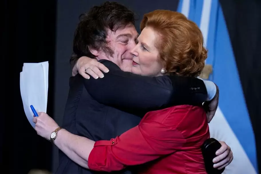 Milei abraza a Margaret Thatcher