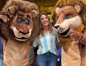 Virginia Gallardo entre leones de La Libertad Avanza en Salta.