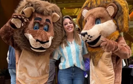 Virginia Gallardo entre leones de La Libertad Avanza en Salta.