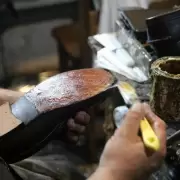 Zapateros marchan porque la economía del gobierno les devora los talleres