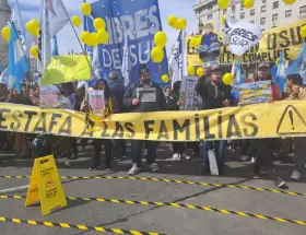 Familias endeudadas marcharon en el Congreso