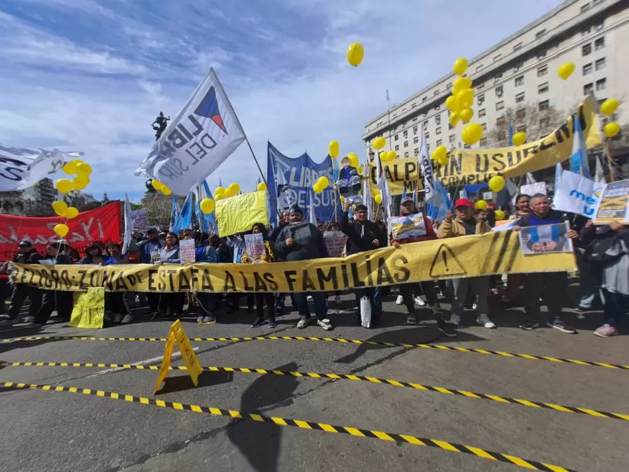 Familias endeudadas marcharon en el Congreso