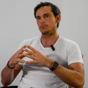Patear la escalera: vivió en el CeNARD pero quiere destruir el Estado