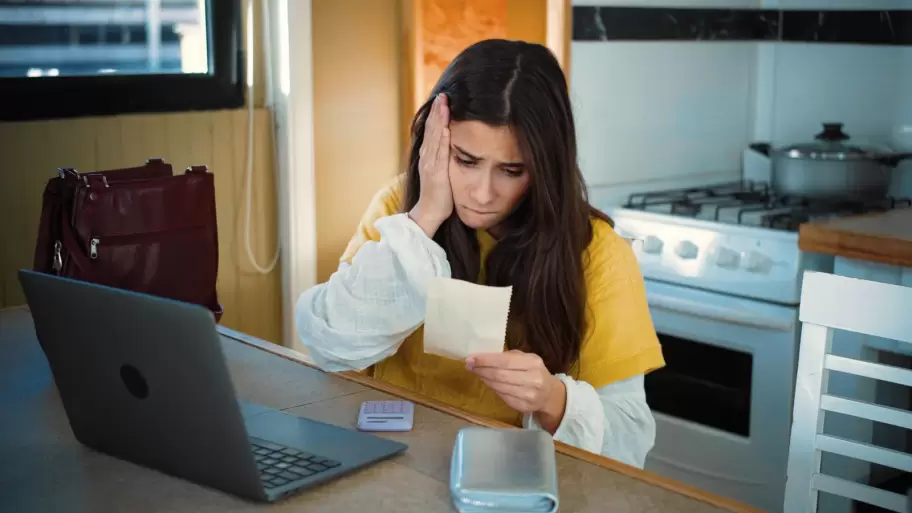 Mujeres menores de 25 años, las más endeudadas del país