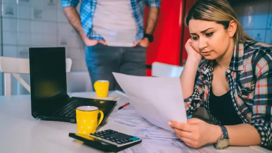 Mujeres menores de 25 años, las más endeudadas del país