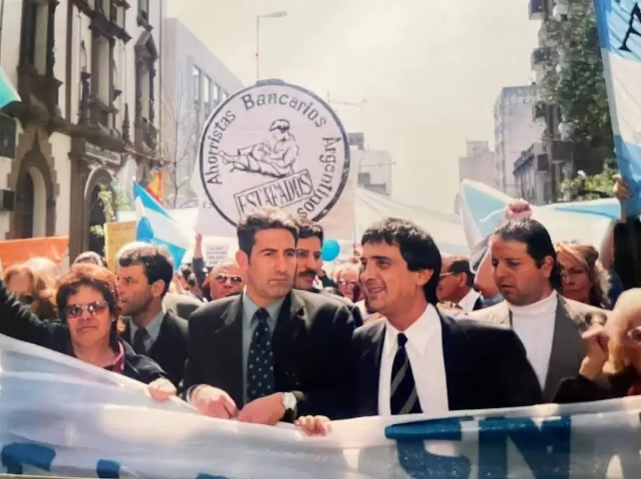 Nito Artaza junto a Hugo "Perico" Pérez en una marcha de ahorristas tras el Corralito.