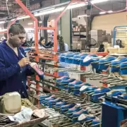 Cierres, despidos y hasta burlas de Karen Reichardt: la crisis en la industria del calzado por el fenómeno "Temu"